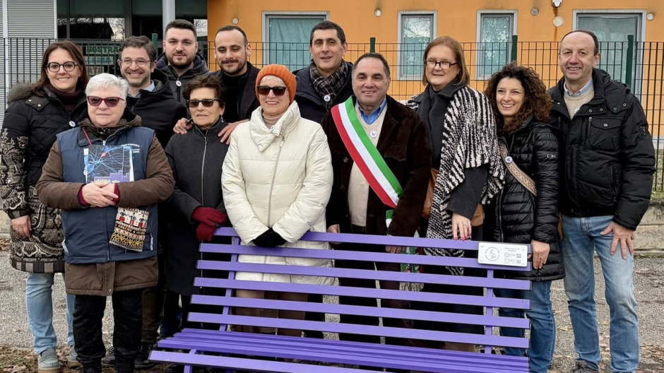 Castelletto Ticino, inaugurata panchina lilla per sensibilizzare sull'epilessia